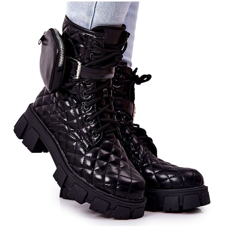 PG2 Botas Maureen negras acolchadas en un poste negro