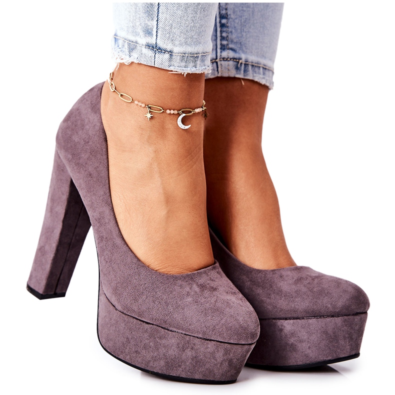 Zapatos de tacón de ante en la plataforma gris Bemiso