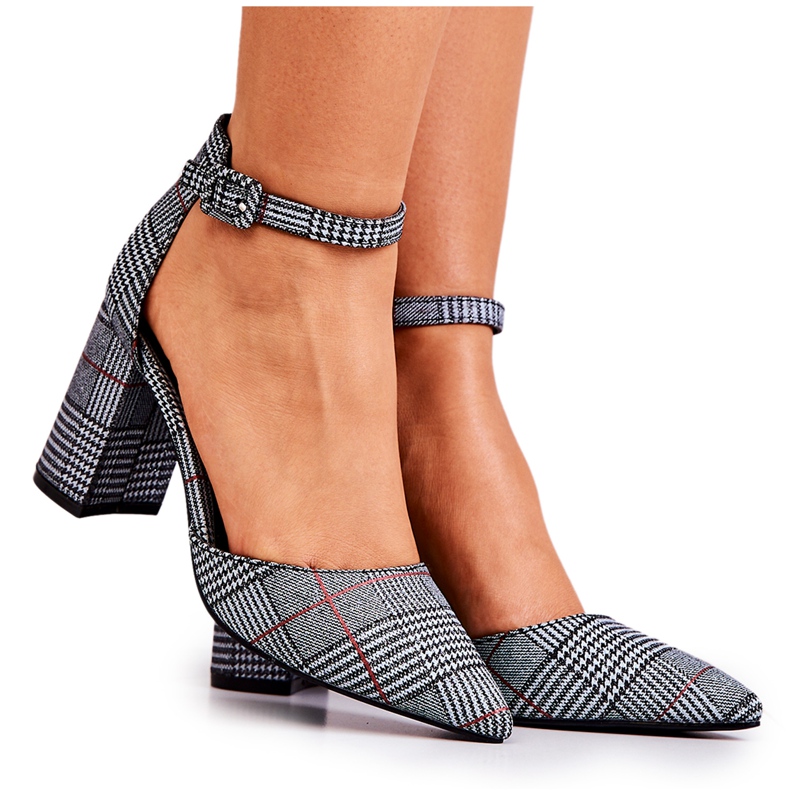 PS1 Bombas en un poste a cuadros en blanco y negro Harye PS1 Bombas en un poste a cuadros en blanco y negro Harye