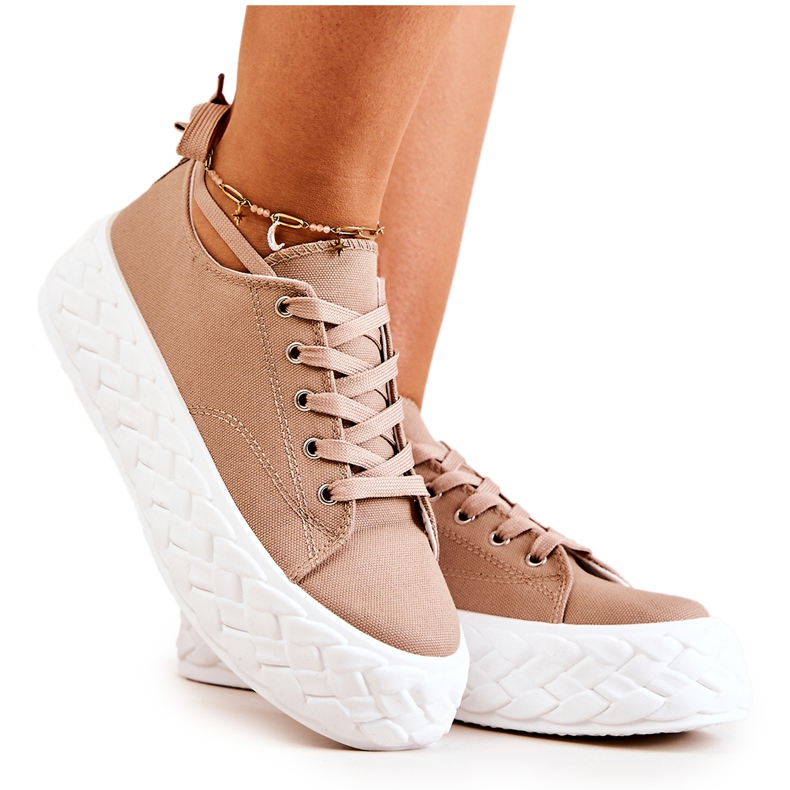 Zapatillas En Una Plataforma Masiva Beige Suzane