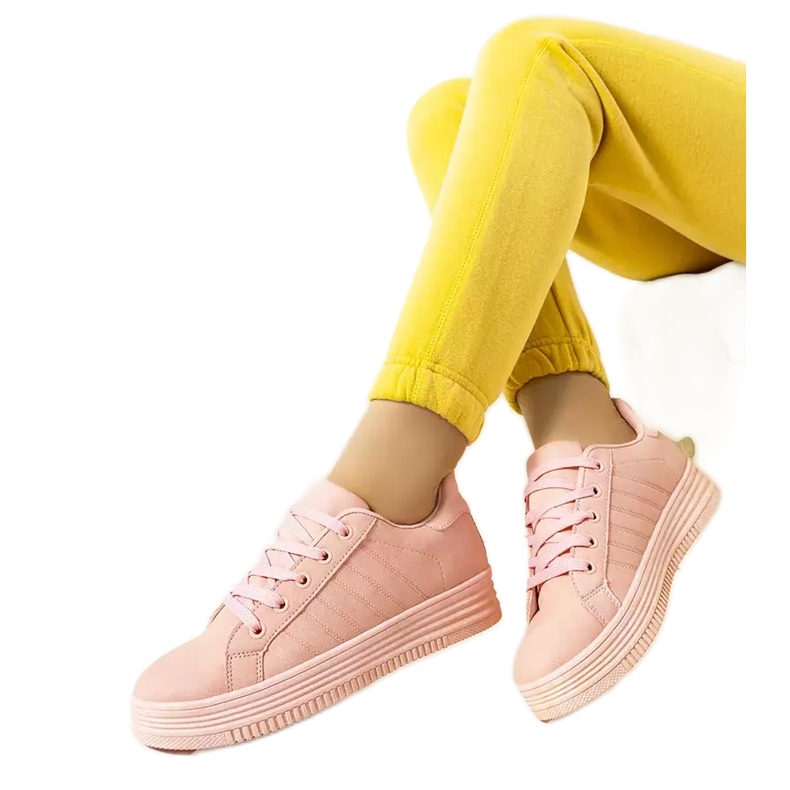 Zapatillas rosas en la plataforma de Leonor rosado