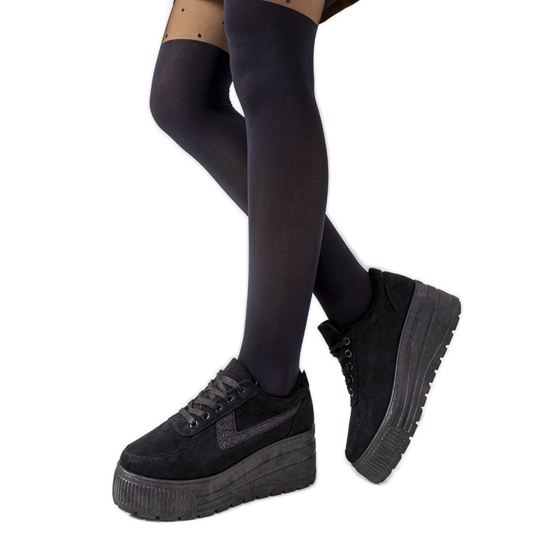 Zapatillas negras con suela botánica alta. negro