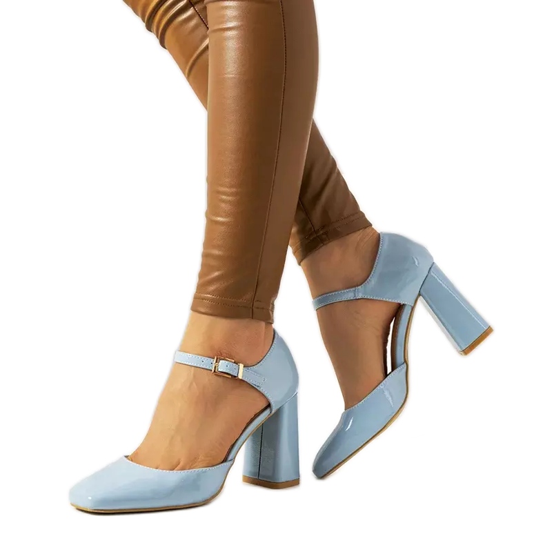 Bombas azules en el puesto de Clement Bombas azules en el puesto de Clement