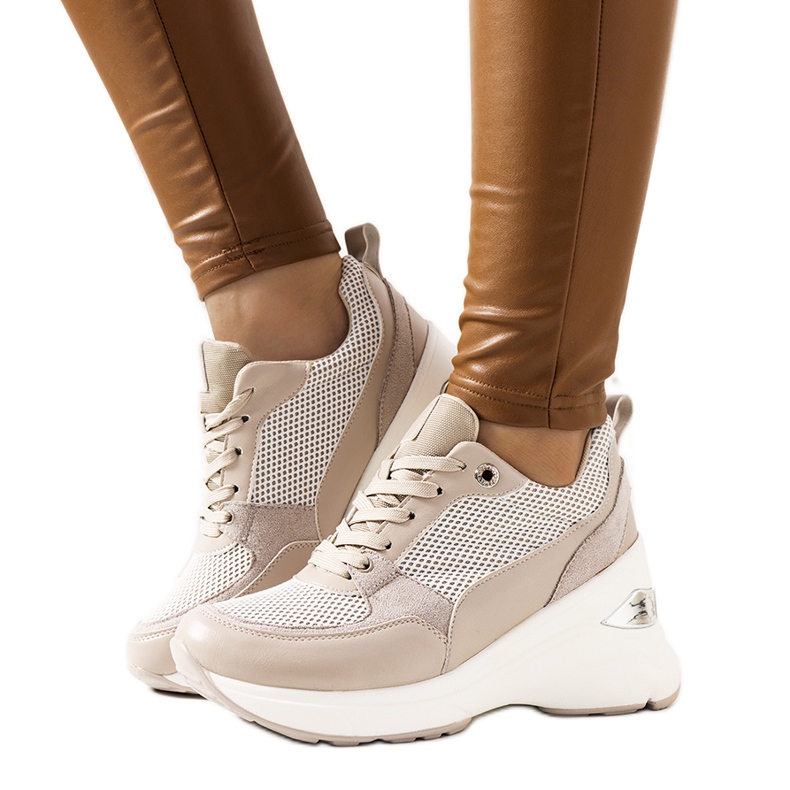 Zapatillas beige en la cuña de Cleveland. caqui