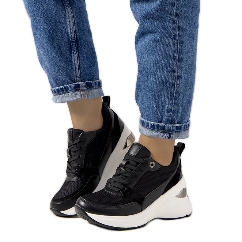 Zapatillas negras en la cuña de Cleveland. negro