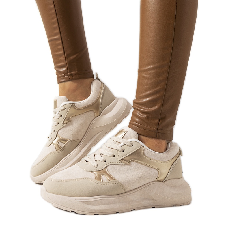 Zapatillas beige con detalles dorados de Davis.