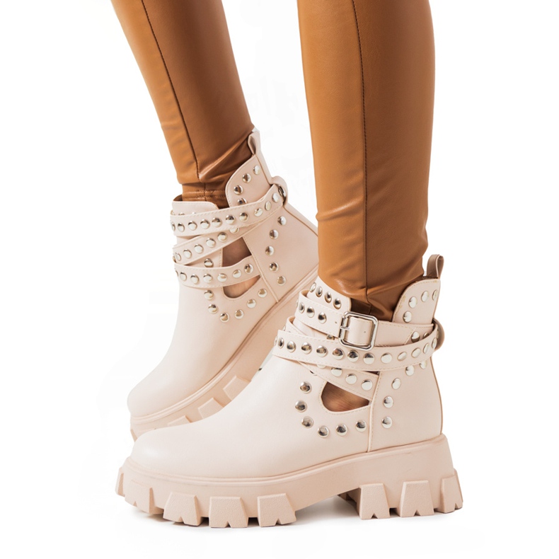 Botas beige con tachuelas Kinney Botas beige con tachuelas Kinney