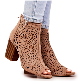FB1 Botas Caladas Sobre Un Poste Beige Bretaña