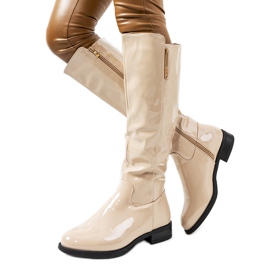 Botas lacadas en beige de Lozada