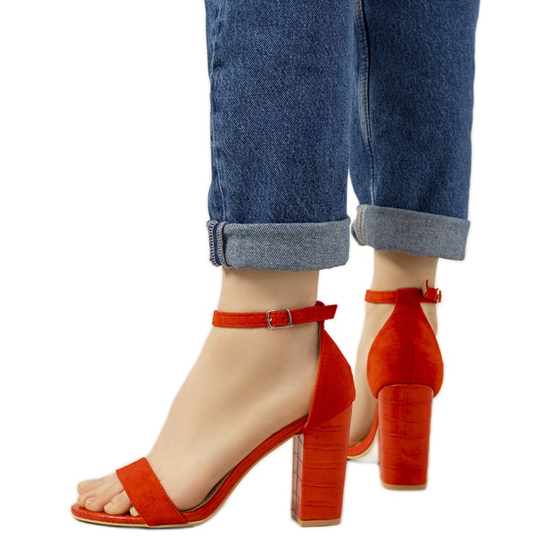 BM Bombas rojas en un poste con un patrón de serpiente Dolores rojo BM Bombas rojas en un poste con un patrón de serpiente Dolores rojo