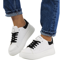 Zapatillas blancas y negras en la plataforma Justar blanco