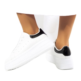Zapatillas blancas en una plataforma alta de Lelica. blanco