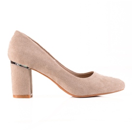 Goodin Bombas beige en un pilar
