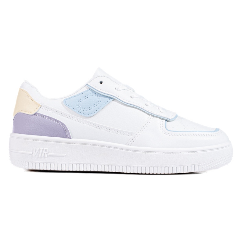 Zapatillas clásicas en la plataforma blanco