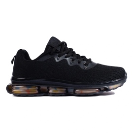 Zapatos deportivos en una plataforma de goma negro