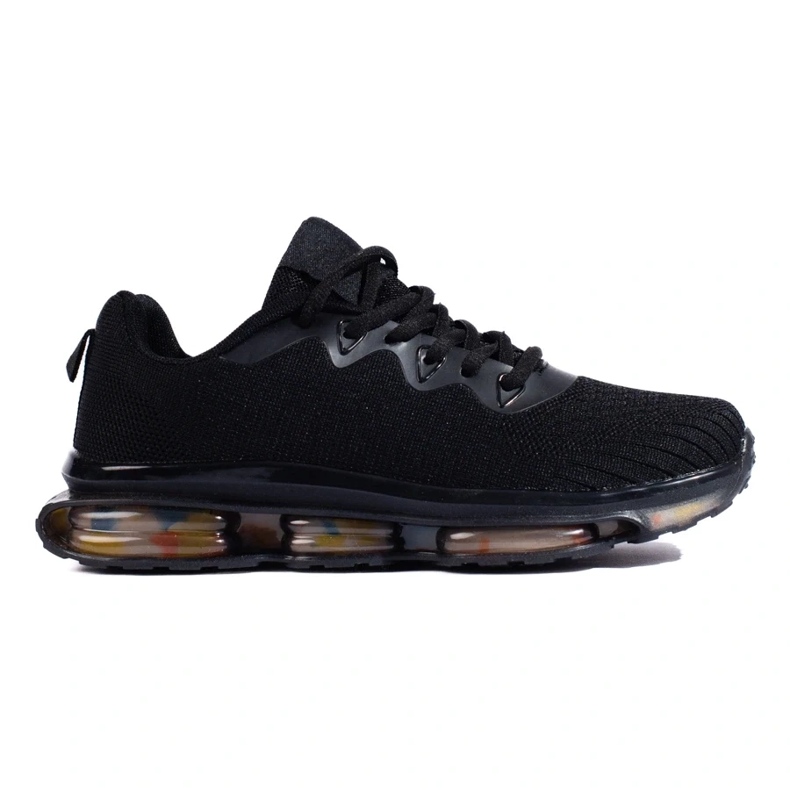 Zapatos deportivos en una plataforma de goma negro