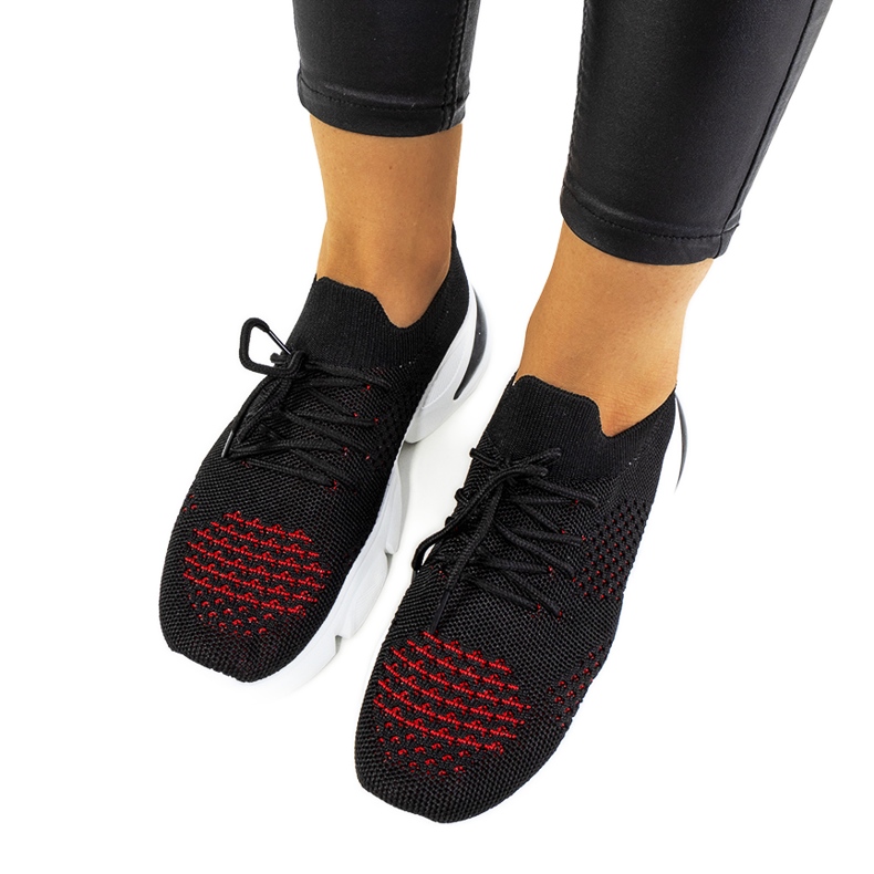 Deportivas negras y rojas de Daniela. negro