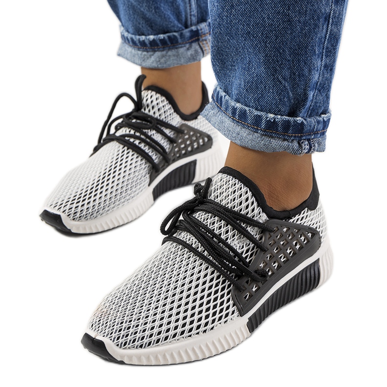Deportivas en blanco y negro de Coles