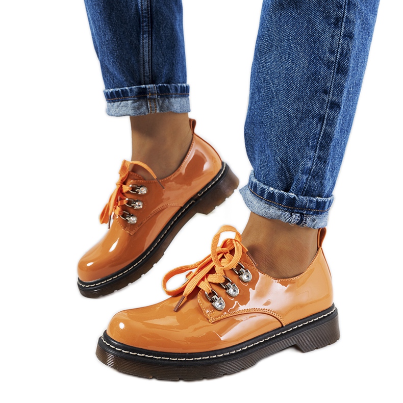 Zapatos lacados en naranja de Kristina