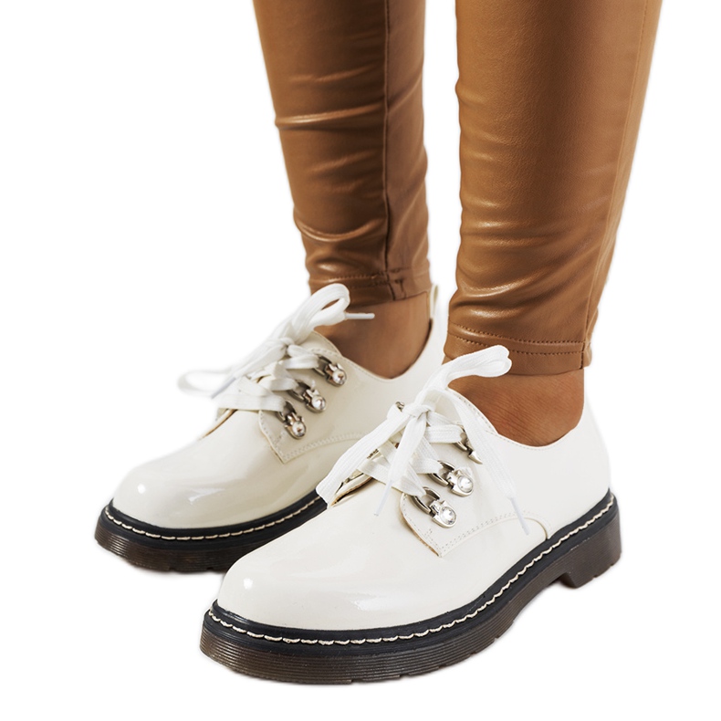 Zapatos lacados en blanco de Kristina Zapatos lacados en blanco de Kristina