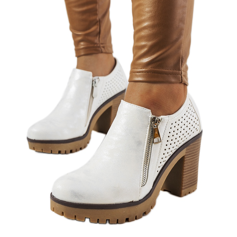 Zapatos plateados en el poste de Noemí blanco Zapatos plateados en el poste de Noemí blanco