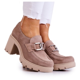 Lemar Zapatos elegantes en un pilar con una decoración Harmell beige