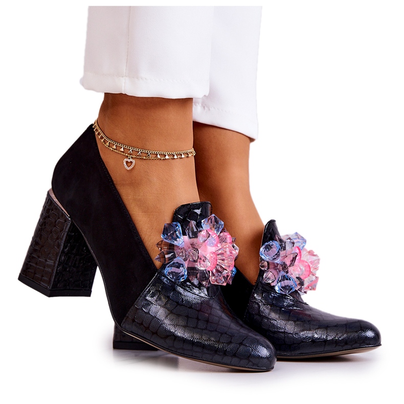 Bombas de piel de serpiente de gamuza en un poste de sofá negro Bombas de piel de serpiente de gamuza en un poste de sofá negro