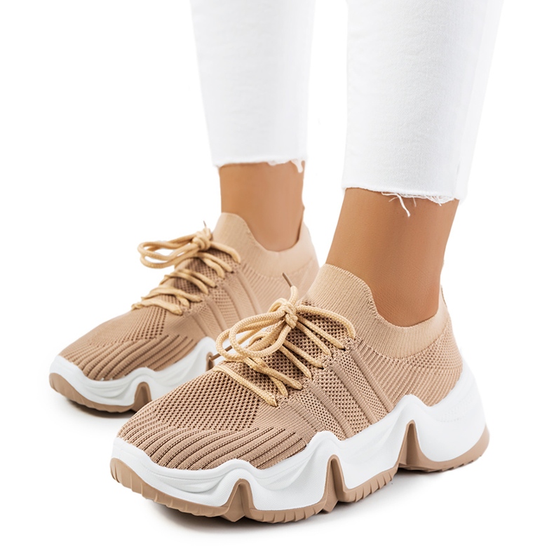 Deportivas beige de Thornber. Deportivas beige de Thornber.