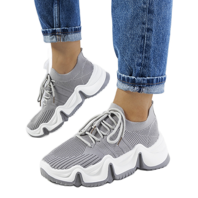 Deportivas grises de Thornber. Deportivas grises de Thornber.