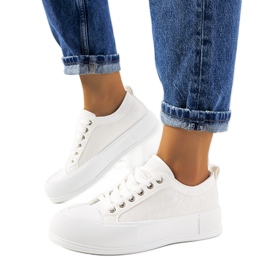 Zapatillas blancas sobre una suela gruesa de Luther. blanco