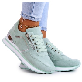 FB2 Zapatos deportivos de gamuza en una plataforma junto al río verde claro