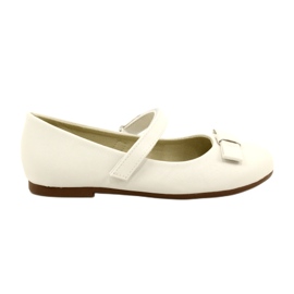 Bailarinas blancas con lazo de velcro. blanco