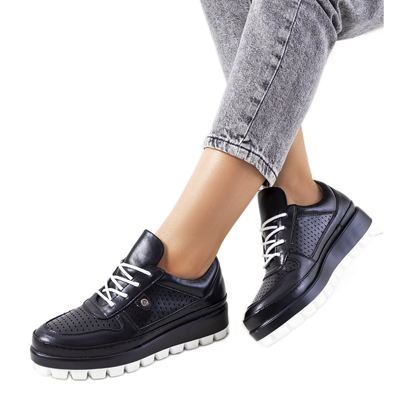 Zapatillas caladas negras de Assels negro