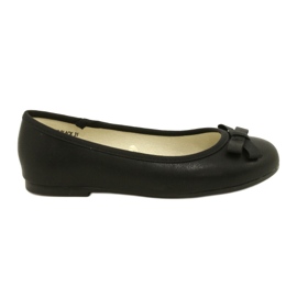 Bailarinas negras con lazo negro.