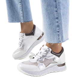 Deportivas blancas metalizadas de Torres blanco