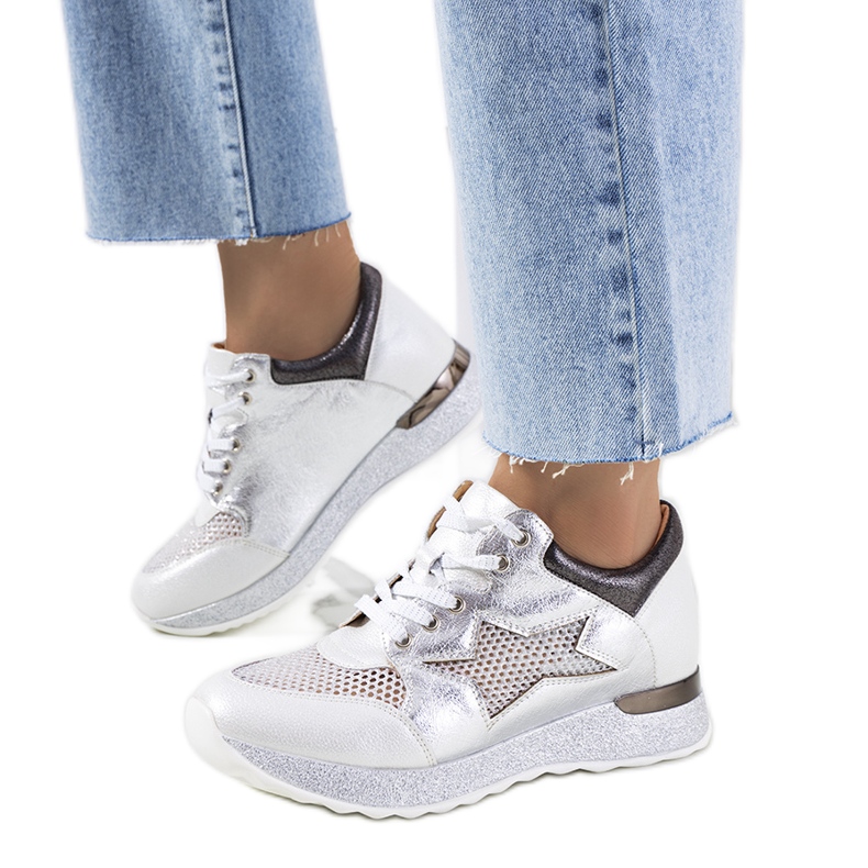 Deportivas blancas metalizadas de Torres blanco
