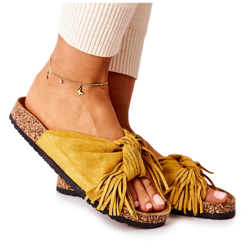 Chanclas amarillas con suela de corcho y flecos amarillo