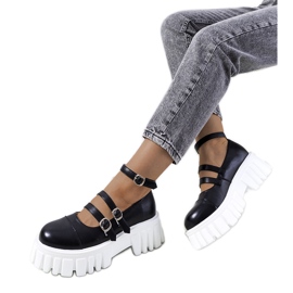 Zapatos negros en una suela de tractor de Jonell