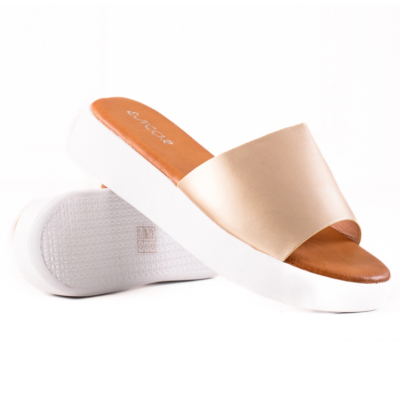 Encor zapatillas doradas en la plataforma dorado