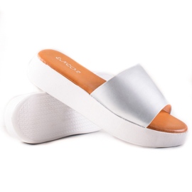 Encor zapatillas plateadas en la plataforma