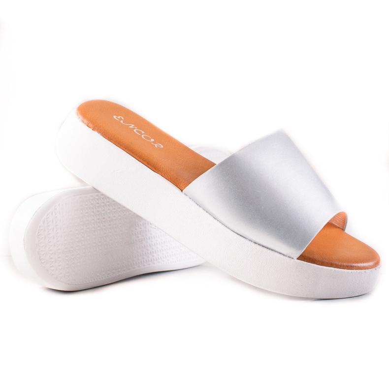 Encor zapatillas plateadas en la plataforma