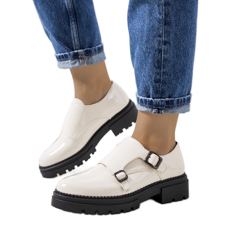 Zapatos Valks beige barnizados