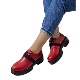 Zapatos rojos en una suela de tractor Marike