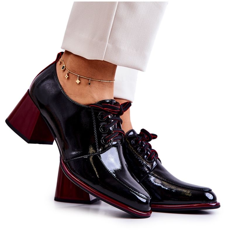 S.Barski Zapatos negros y rojos lacados y atados en un poste de Esmer