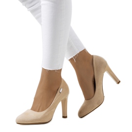 Bombas beige en un tacón de aguja Blair