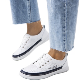 Zapatillas blancas de piel de Valeska. blanco azul marino