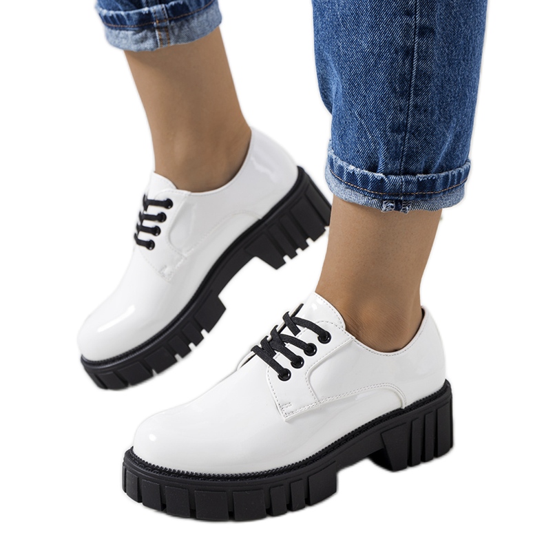 Zapatos lacados en blanco de Eileen
