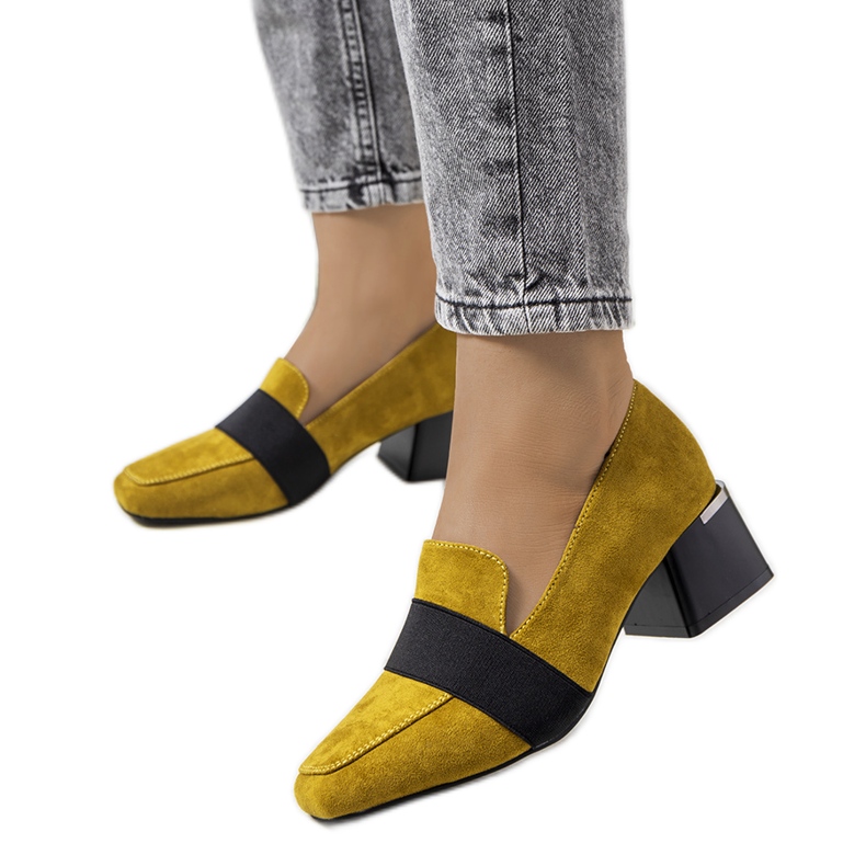 Zapatos brogue amarillos en el puesto de Arden negro