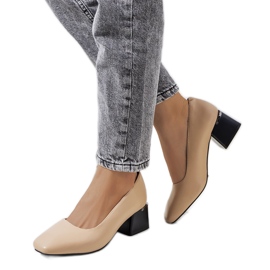 Bombas de cuero beige en el puesto de Vasila.