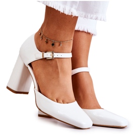 PG1 Bombas lacadas de moda en una barra blanca maorí blanco